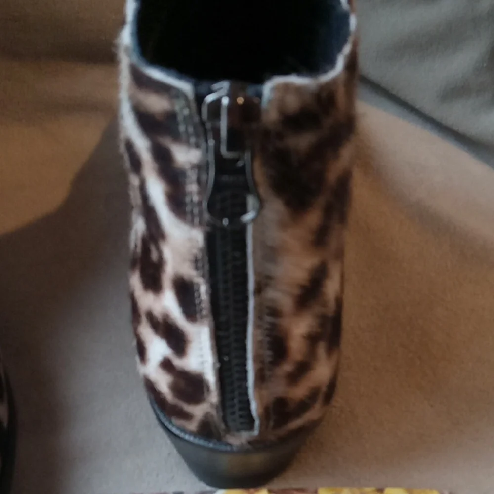 Women's Leopard Print Ankle Booties - Picture 4 of 8